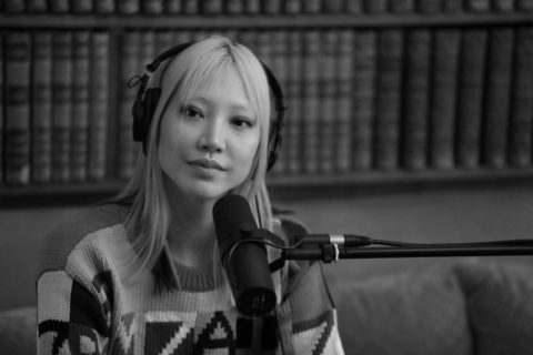 The Chanel 3.55 Podcast ข่าว บริษัท ล่าสุดเกี่ยวกับ คุณสงสัยหรือไม่ว่าเธอถืออะไรในกระเป๋าถือชาแนลใบนั้น? 1