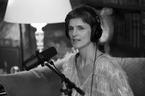 The Chanel 3.55 Podcast ข่าว บริษัท ล่าสุดเกี่ยวกับ คุณสงสัยหรือไม่ว่าเธอถืออะไรในกระเป๋าถือชาแนลใบนั้น? 2