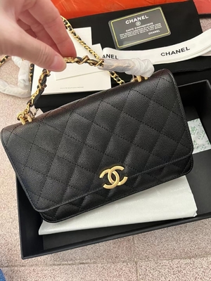 ห่วงโซ่ KWOC แบบคลาสสิกบนกระเป๋าสตางค์ Chanel Small Handbag AP3019