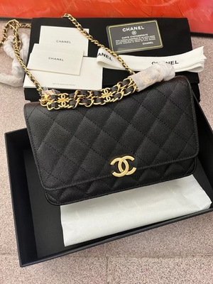ห่วงโซ่ KWOC แบบคลาสสิกบนกระเป๋าสตางค์ Chanel Small Handbag AP3019