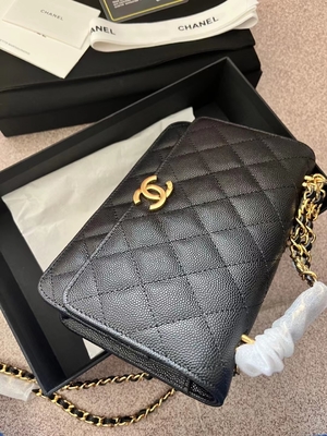 ห่วงโซ่ KWOC แบบคลาสสิกบนกระเป๋าสตางค์ Chanel Small Handbag AP3019