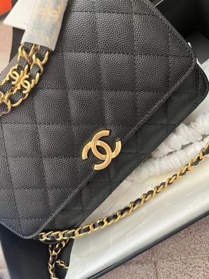 ห่วงโซ่ KWOC แบบคลาสสิกบนกระเป๋าสตางค์ Chanel Small Handbag AP3019
