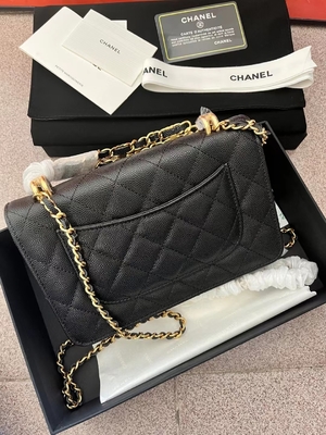 ห่วงโซ่ KWOC แบบคลาสสิกบนกระเป๋าสตางค์ Chanel Small Handbag AP3019