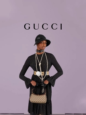 กระเป๋าสะพายใต้วงแขนหนังแคนวาส GG Supreme ขนาดเล็ก GUCCI Ophidia