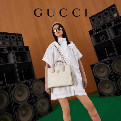 กระเป๋าสะพายผ้าใบ Gucci Supreme ขนาดเล็กพร้อม Interlocking G
