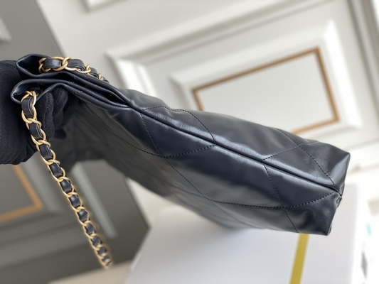 22S หนังลูกวัวสีกรมท่า Chanel 22 &quot;Trash Bag&quot; Small Handbag ODM