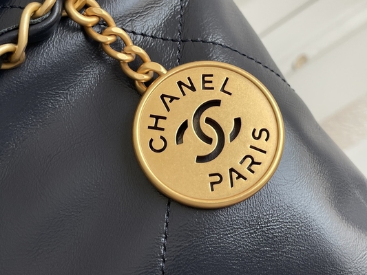 22S หนังลูกวัวสีกรมท่า Chanel 22 &quot;Trash Bag&quot; Small Handbag ODM