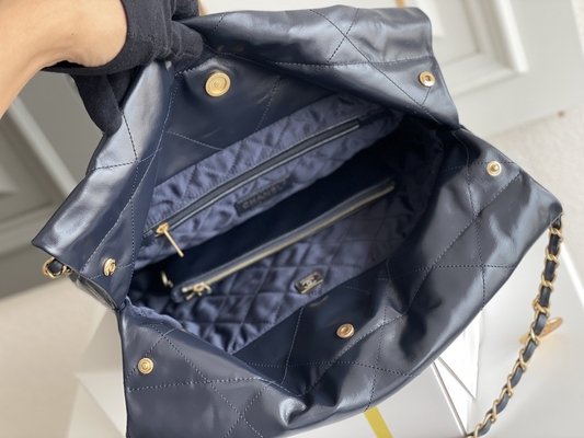 22S หนังลูกวัวสีกรมท่า Chanel 22 &quot;Trash Bag&quot; Small Handbag ODM