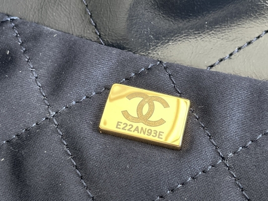 22S หนังลูกวัวสีกรมท่า Chanel 22 &quot;Trash Bag&quot; Small Handbag ODM