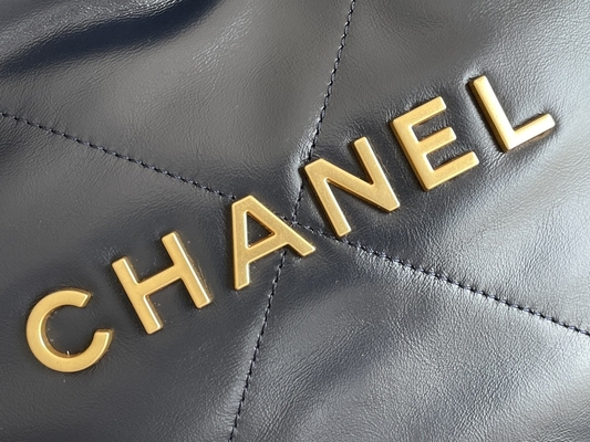 22S หนังลูกวัวสีกรมท่า Chanel 22 &quot;Trash Bag&quot; Small Handbag ODM