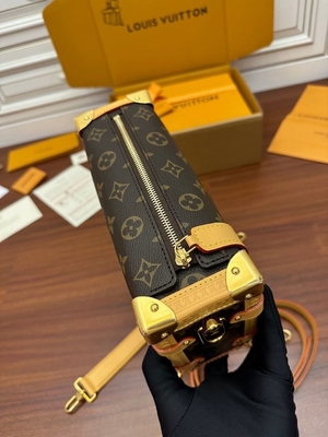 ผ้าใบ Presbyopic สีน้ำตาล Louis Vuitton LV Side Trunk Monogram PM Bag Suitcase