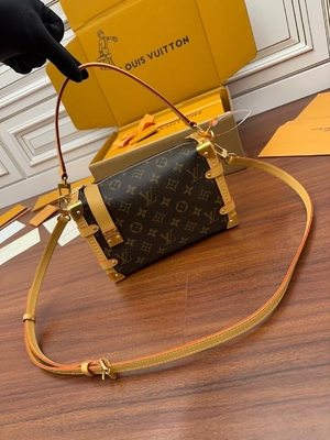 ผ้าใบ Presbyopic สีน้ำตาล Louis Vuitton LV Side Trunk Monogram PM Bag Suitcase