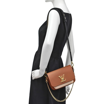 กระเป๋าหนังลูกวัวลายเกรน โมโนแกรม LV Lockme Tender Bag สีน้ำตาล