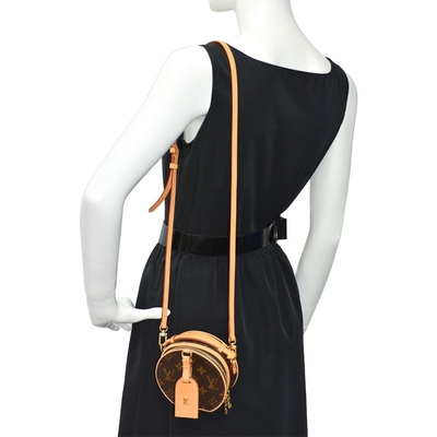 หนังลูกวัวลายเกรน โมโนแกรม แคนวาส LV Lockme Tender Bag M44699