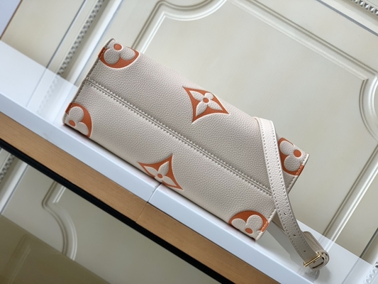 Cream Saffron Giant Monogram OnTheGo MM กระเป๋า Louis Vuitton Messenger สำหรับ IPad Mini