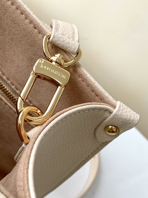 Cream Saffron Giant Monogram OnTheGo MM กระเป๋า Louis Vuitton Messenger สำหรับ IPad Mini