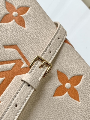 Cream Saffron Giant Monogram OnTheGo MM กระเป๋า Louis Vuitton Messenger สำหรับ IPad Mini