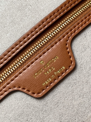 ลายดอกไม้สีเงิน Louis Vuitton Large Never Full M21352
