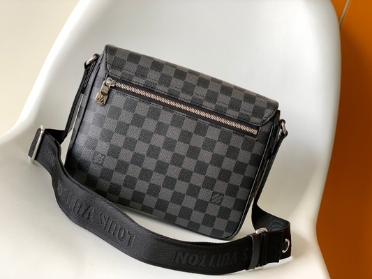 กระเป๋าผู้ชาย Louis Vuitton Branded District PM Damier Messenger Bag Graphite Black