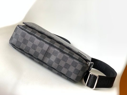 กระเป๋าผู้ชาย Louis Vuitton Branded District PM Damier Messenger Bag Graphite Black