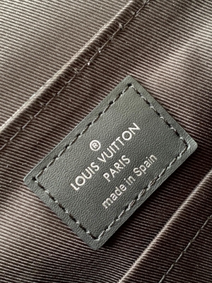 กระเป๋าผู้ชาย Louis Vuitton Branded District PM Damier Messenger Bag Graphite Black