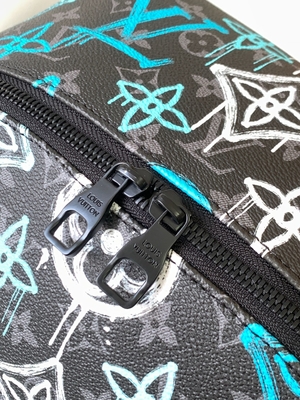 กระเป๋าเป้แบรนด์ดีไซเนอร์ Multicolor Discovery LV Graffiti Bag Green