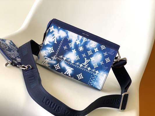 Gaston ขนาดเล็ก Louis Vuitton LV Pochette Wallet Double Zip Wearable