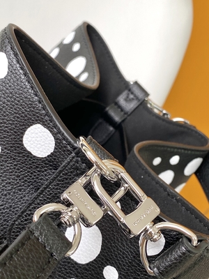 สุภาพสตรี สีขาว สีดำ NéOnoé MM Louis Vuitton Yayoi Kusama กระเป๋าถือ