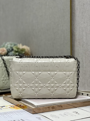 CHRISTIAN DIOR กระเป๋าสะพายข้างขนาดเล็ก กระเป๋าถือ ยี่ห้อ CARO M9241 BANK 030
