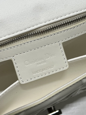CHRISTIAN DIOR กระเป๋าสะพายข้างขนาดเล็ก กระเป๋าถือ ยี่ห้อ CARO M9241 BANK 030