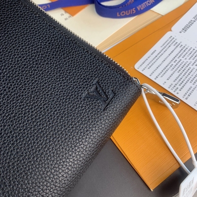 ดีไซเนอร์ Louis Vuitton Pochette Jour GM Cuir Taurillon Leather In Black Noir Purses