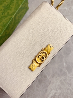 กระเป๋าหนังมินิดีไซน์เนอร์สีชมพูอ่อน Gucci Python Wallet On Chain WOC With Interlocking G