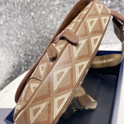 กระเป๋าสะพายข้าง CD Saddle Diamond Canvas And หนังเรียบ Dior Wallet Saddle