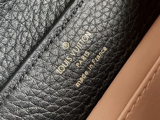 หนังแพะซับกระเป๋าแบรนด์ดัง Louis Vuitton Capucines Mini