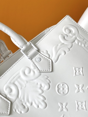 โมโนแกรมสีขาว กระเป๋าแบรนด์เนมมือสอง Louis Vuitton Sac Plat Tote