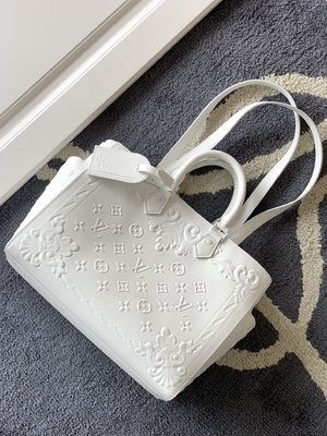 โมโนแกรมสีขาว กระเป๋าแบรนด์เนมมือสอง Louis Vuitton Sac Plat Tote