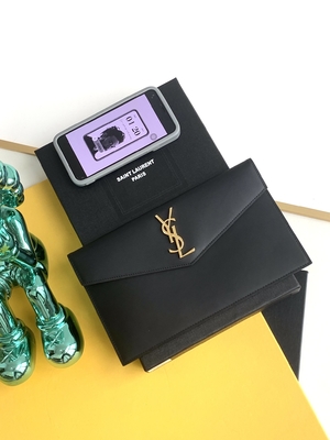 กระเป๋าแบรนด์เนมมือสอง Saint Laurent Preloved Uptown Leather Clutch Grain De Poudre