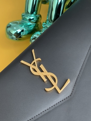 กระเป๋าแบรนด์เนมมือสอง Saint Laurent Preloved Uptown Leather Clutch Grain De Poudre
