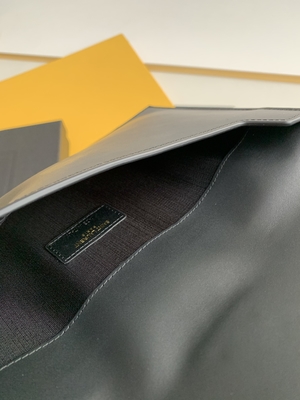 กระเป๋าแบรนด์เนมมือสอง Saint Laurent Preloved Uptown Leather Clutch Grain De Poudre