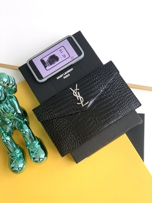กระเป๋าแบรนด์เนมมือสอง Saint Laurent Preloved Uptown Leather Clutch Grain De Poudre
