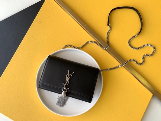 พู่ Kate กลาง สีแดง YSL Saint Laurent Woc ซิปปิด