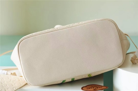 กระเป๋าถือสุภาพสตรียี่ห้อ Neverfull MM Monogram Empreinte ประดับมุกดอกไม้