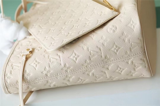 กระเป๋าถือสุภาพสตรียี่ห้อ Neverfull MM Monogram Empreinte ประดับมุกดอกไม้