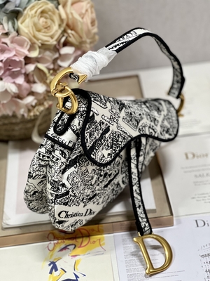 กระเป๋าสะพายข้างผู้หญิงเย็บปักถักร้อย Dior Saddle การเย็บปะติดปะต่อกัน 25 ซม. พร้อมกระเป๋าภายใน 3 ช่อง