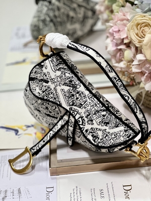 กระเป๋าสะพายข้างผู้หญิงเย็บปักถักร้อย Dior Saddle การเย็บปะติดปะต่อกัน 25 ซม. พร้อมกระเป๋าภายใน 3 ช่อง