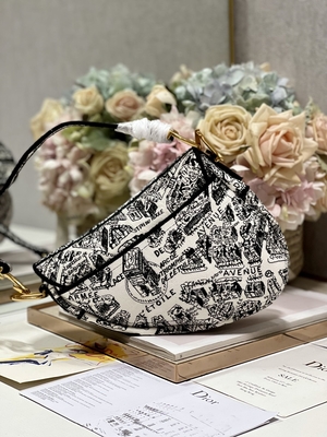 กระเป๋าสะพายข้างผู้หญิงเย็บปักถักร้อย Dior Saddle การเย็บปะติดปะต่อกัน 25 ซม. พร้อมกระเป๋าภายใน 3 ช่อง