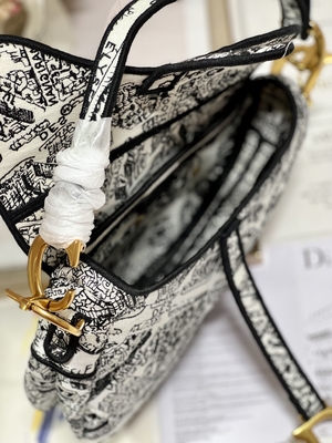 กระเป๋าสะพายข้างผู้หญิงเย็บปักถักร้อย Dior Saddle การเย็บปะติดปะต่อกัน 25 ซม. พร้อมกระเป๋าภายใน 3 ช่อง