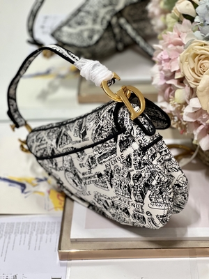 กระเป๋าสะพายข้างผู้หญิงเย็บปักถักร้อย Dior Saddle การเย็บปะติดปะต่อกัน 25 ซม. พร้อมกระเป๋าภายใน 3 ช่อง