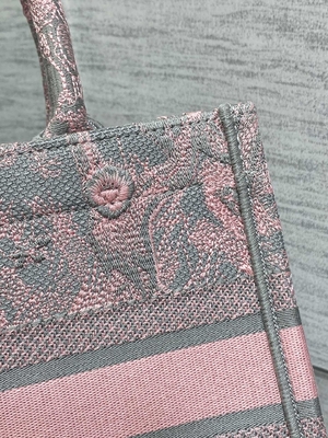 Christian Dior Booktote สีชมพูและสีเทา งานปัก Toile De Jouy Sauvage