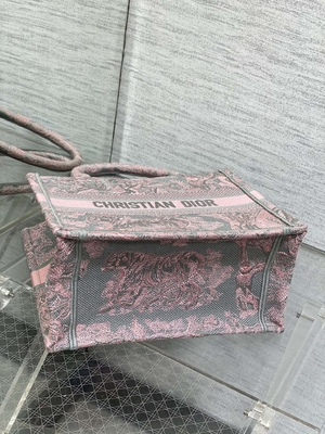 Christian Dior Booktote สีชมพูและสีเทา งานปัก Toile De Jouy Sauvage